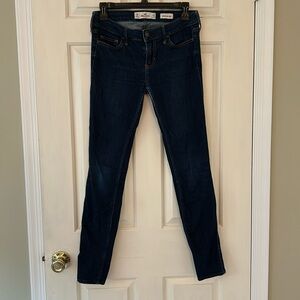 Hollister Low Rise Super Skinny jeans. EUC. Dark wash.